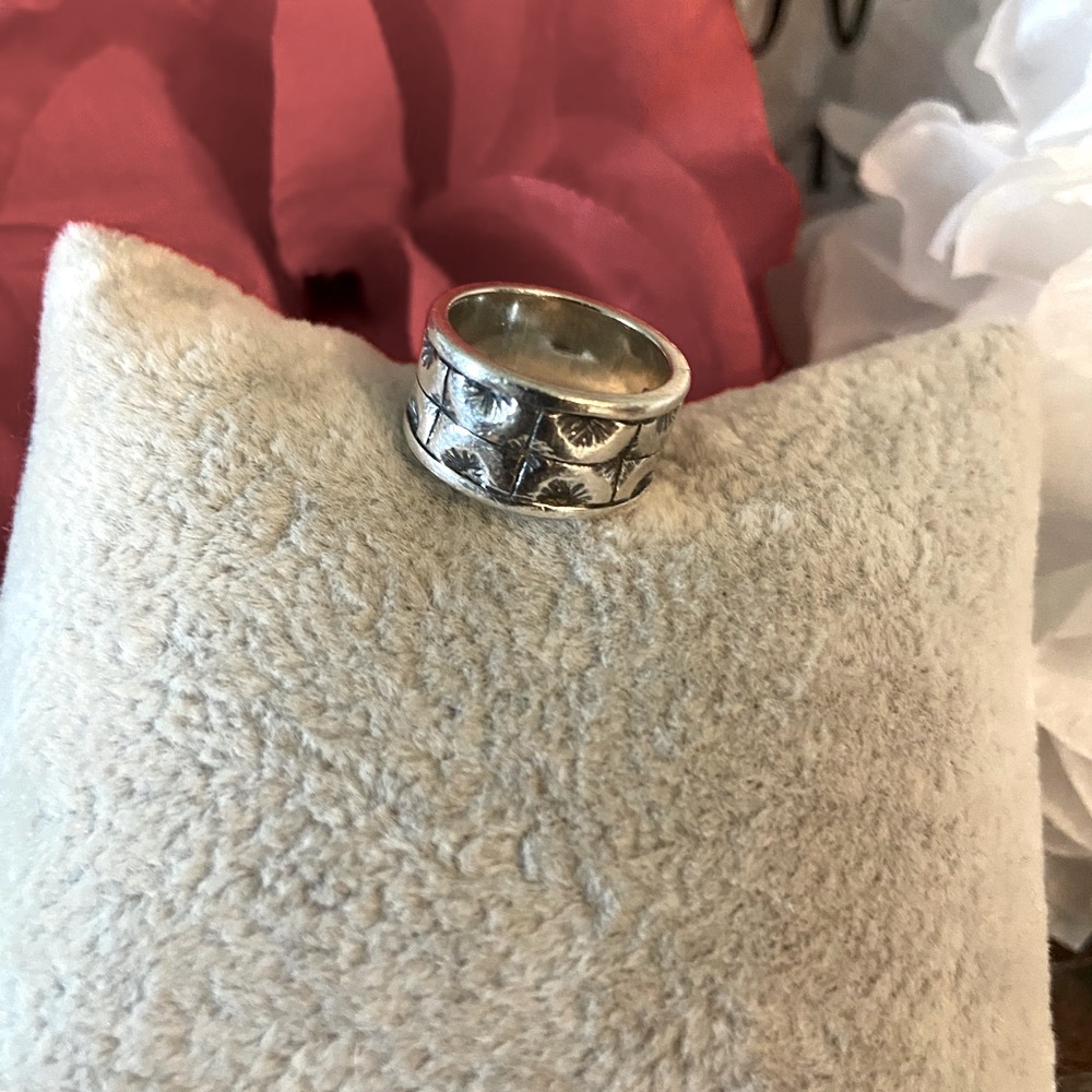 Rare Retired James Avery band ring size 4 SOLD - Picture 3 of 5